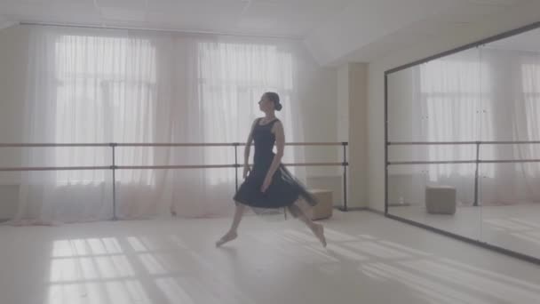 Bailarina bailando en estudio frente al espejo — Vídeo de stock