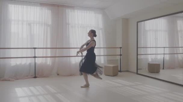 Ballerina dansen in studio voor spiegel — Stockvideo