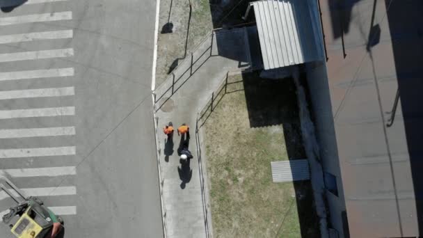 Un grupo de trabajadores pasa por la planta — Vídeo de stock