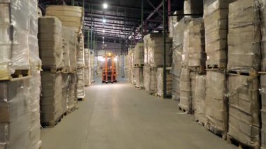 Depoda hız forklift görünümünü