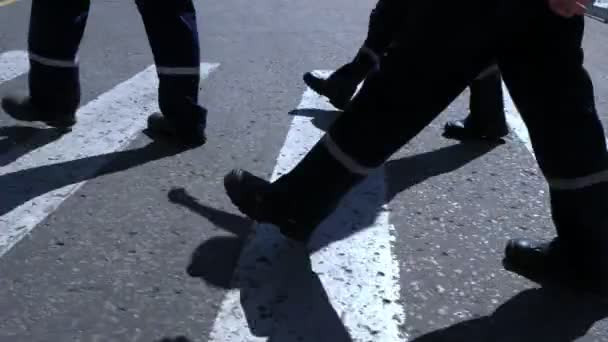 Pieds et jambes des travailleurs en salopette — Video