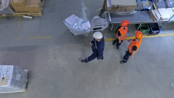 Eine Gruppe Arbeiter in Overalls — Stockvideo