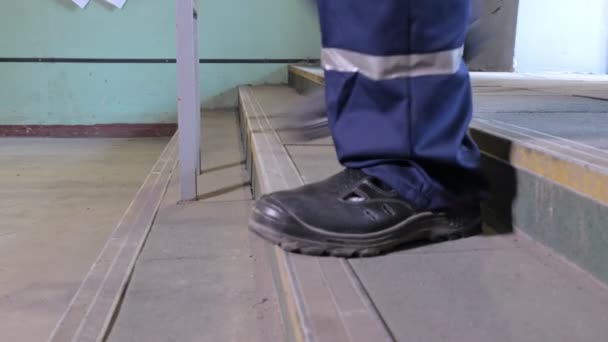 Trabajadores en zapatos de trabajo — Vídeo de stock