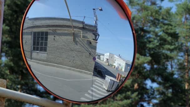 Miroir de type sphérique réfléchissant la croix sur une plante avec un chariot élévateur — Video