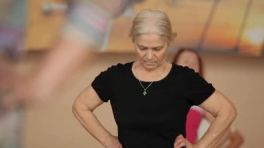 Yaşlı kadın fitness bir grup yapıyor