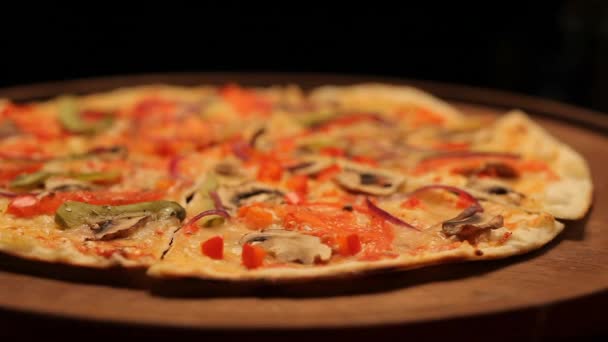 Pizza kaas zelfgemaakte op houten plaat — Stockvideo