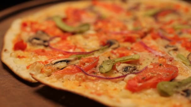 Pizza kaas zelfgemaakte op houten plaat — Stockvideo