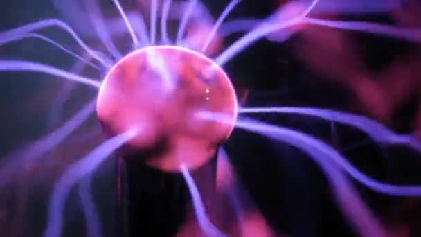 Het mooiste licht. De plasma-bal. — Stockvideo