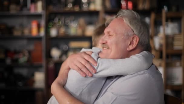 Счастливый дедушка со своим внуком — стоковое видео