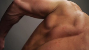 Poz üstsüz adam. Eğitim dansçı uygun. Striptiz dans.