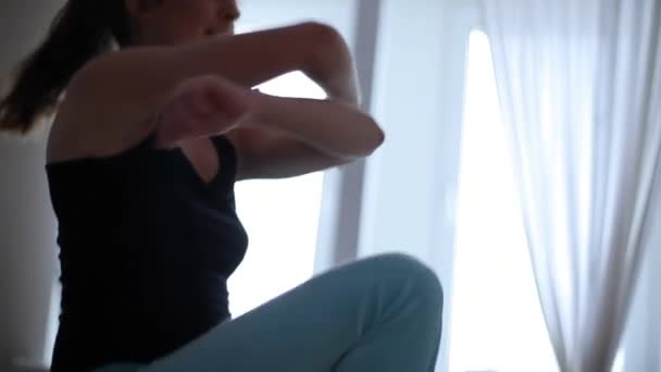 Belleza mujer hace fitness exersice — Vídeos de Stock