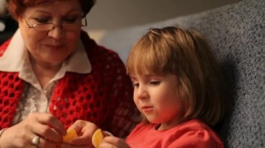 Büyükanne ve torunu..