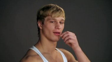 Mutlu gülümseyen adam alarak hap ile morina karaciğer yağı Omega-3 ve Holding A şişe taze su