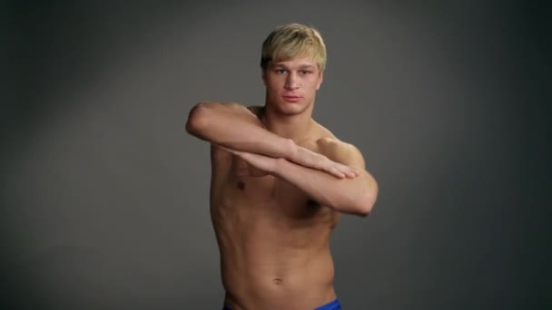 Young topless rolled man posing — Stock Video