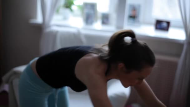 Краса жінка робить фітнес-відпочинок — стокове відео