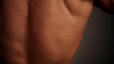 Genç üstsüz poz adam haddelenmiş