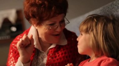 Büyükanne ve torunu..