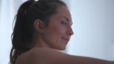 Güzellik kadını fitness exersice evde yapar