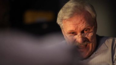 Mutlu büyükbaba satranç küçük torunu ile oynar..