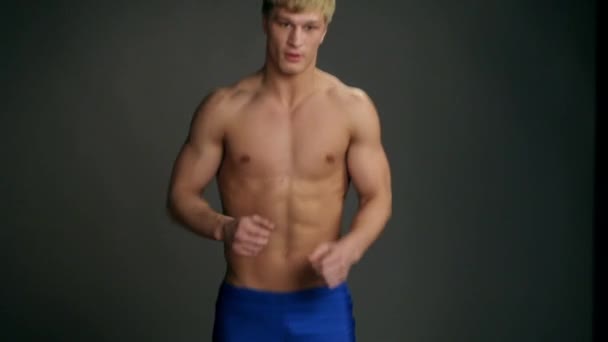 Topless warmgewalste jongeman poseren — Stockvideo