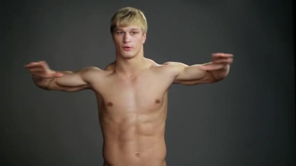 Młody człowiek walcowane topless, pozowanie — Wideo stockowe
