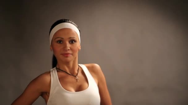 女性フィットネス体操 スポーツ少女に合わせてダンス モダンな好気性のダンサー グランジの壁 — ストック動画