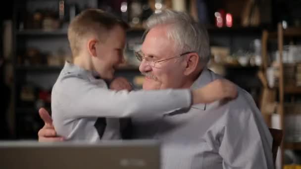 Heureux grand-père avec son petit-fils — Video