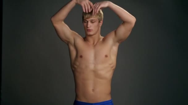 Ung topless rullade man poserar — Stockvideo
