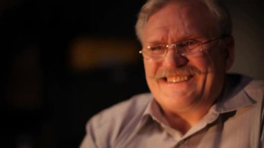 Mutlu büyükbaba satranç küçük torunu ile oynar..