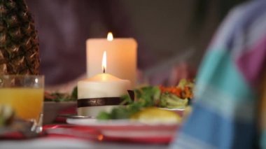 Tatil tablo üzerinde yanan mum