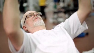 Kırlaşmış ihtiyar dumbbells ile