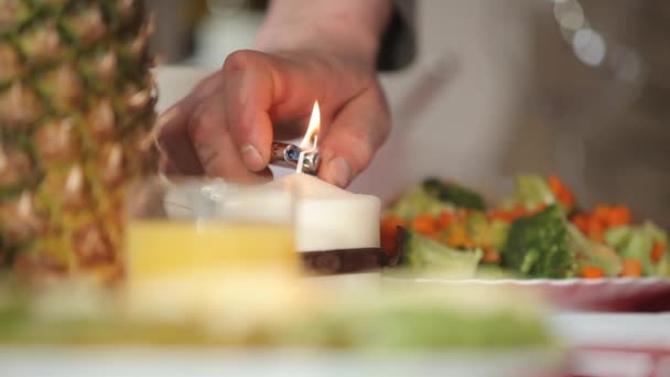 Vela na mesa de férias — Vídeo de Stock