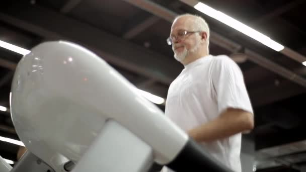 Elderly man has a treadmill — Stock Video