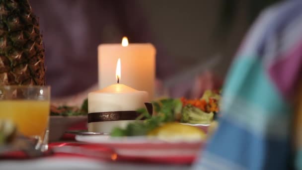 Пылающая Свеча Праздничном Столе — стоковое видео