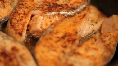 Bir tavada kızarmış som balığı