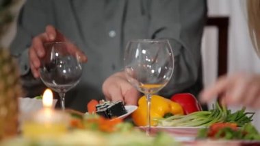 Mutlu bir aile tatil masada oturur