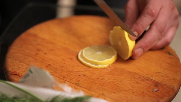 Cook cuts lemon — Stock Video