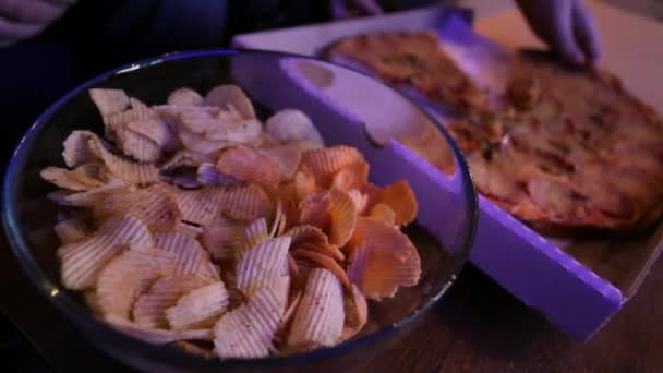 La gente ve la película junto con papas fritas y pizza — Vídeos de Stock