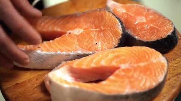 Cocinero mueve pescado rojo — Vídeo de stock