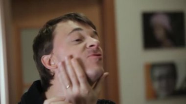 Adam gri saçlı saç çeker