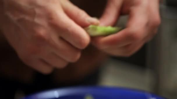 Cocine la lechuga que rasga en un tazón — Vídeo de stock