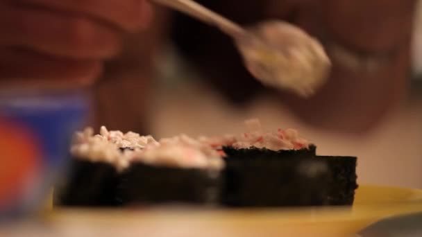 Matlagning en sushi hemma — Stockvideo