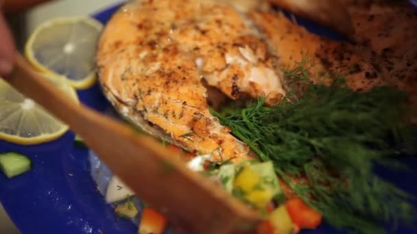 Cozinheiro coloca a salada em uma tigela — Vídeo de Stock