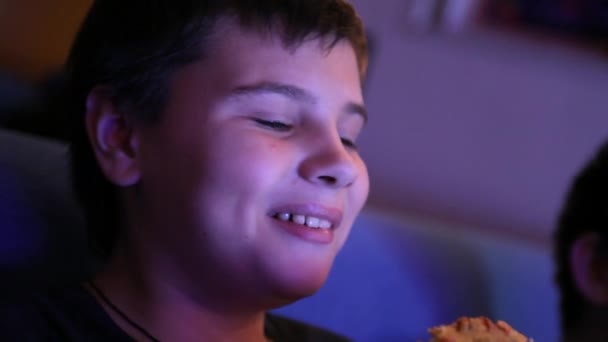 Boys eating in front of the tv — Stock Video