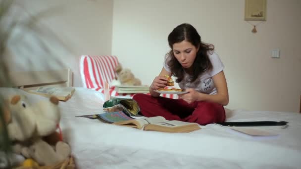 Student meisje eet pizza — Stockvideo