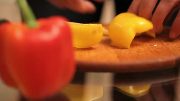 Cook cut yellow pepper — Stock Video