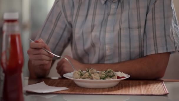 Man äter varma dumplings — Stockvideo