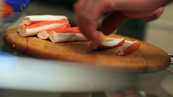 Cook cuts crabs meat — Stock Video