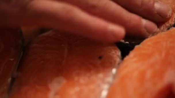 Cozinhe sais um peixe — Vídeo de Stock