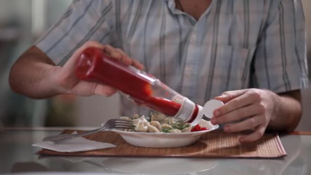 Joven come albóndigas — Vídeos de Stock